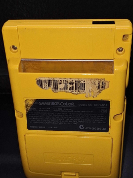 Game Boy Color in Gelb